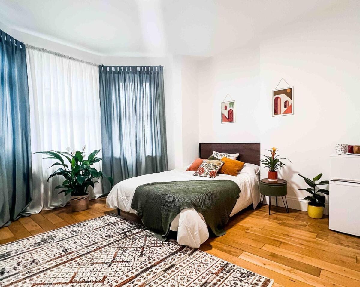 Guest house Zozy Happy Land London
